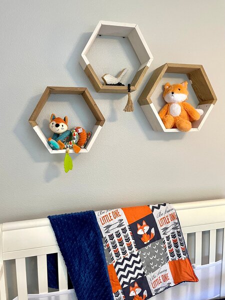 Set 3 rafturi de perete din lemn, in forma hexagonala, cu prindere ascunsa, 2Face, nuc/alb, 37,5 x 32,5 x 9,5 cm