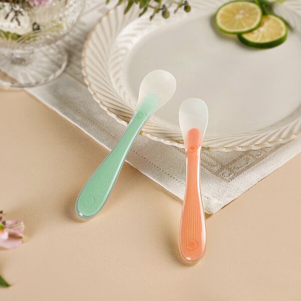 Set 2 lingurite bebe din silicon de dimensiuni diferite, fara BPA, ideala pentru diversificare 6+ luni, include cutie depozitare, Kidizi verde-orange