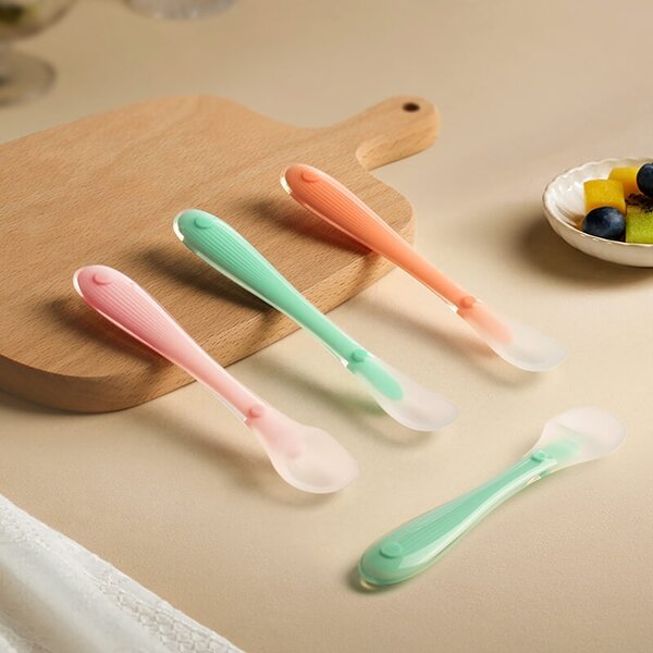 Set 2 lingurite bebe din silicon de dimensiuni diferite, fara BPA, ideala pentru diversificare 6+ luni, include cutie depozitare, Kidizi verde-orange