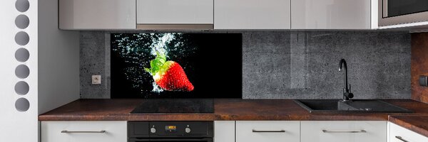Panou perete bucătărie Strawberry sub apa