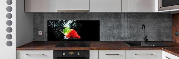Panou perete bucătărie Strawberry sub apa