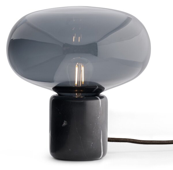 New Works Lampă de masă Karl-Johan, marmură/sticlă fumurie, 24 cm, reglabil, Negru, Camera de zi / sufragerie, Piatră, Design