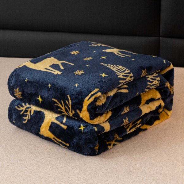 Patura de Craciun din microplus GOLDEN DEER albastru inchis Dimensiune: 150 x 200 cm
