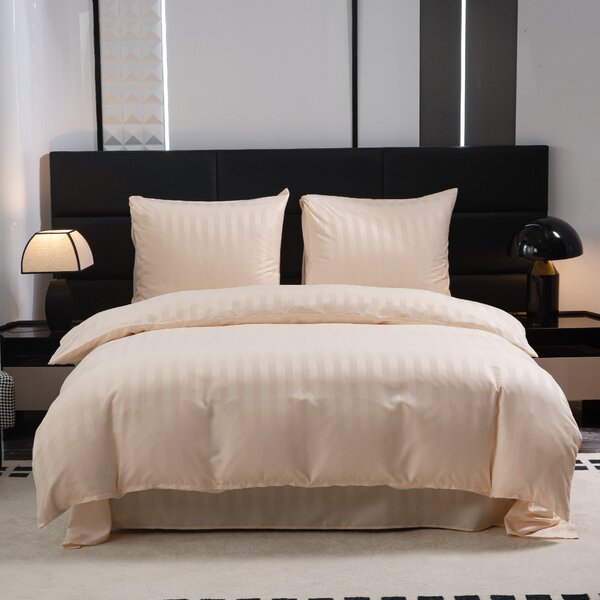 Lenjerie de pat hoteliera din microfibra JASMINE sampanie - dunga 2 cm Dimensiunile lenjeriei: 70 x 90 cm | 140 x 200 cm